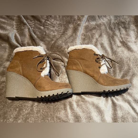 Unionbay ankle boot tan wedges. Faux fur trim. Size 6.5. Hardly worn. - Picture 5 of 8